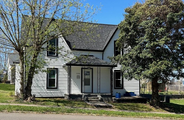 5 minutes from ETSU and Medical Center! Family-sized house with yard and parking