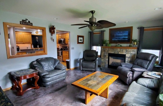 5 minutes from the beautiful Black Hills and all it has to offer!