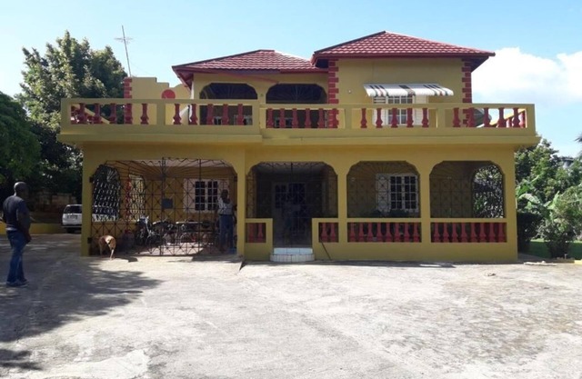 5 minutes to Appleton Estate & 20 minutes to Maroon town. Griffiths Guest House.