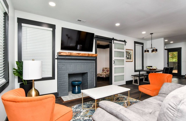 5 Minutes to Downtown + Pet Friendly + King Bed!