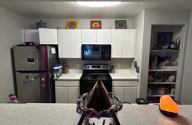 5 minutes to Downtown! Family size apartment with easy access to Light Rail.nn