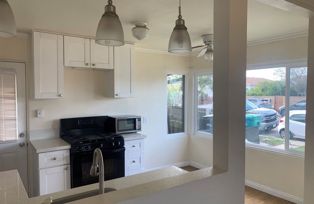 5 minutes to downtown cozy house READ DESCRIPTION