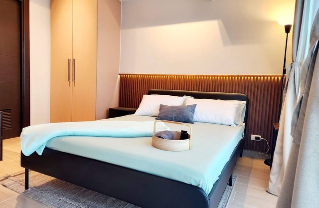 5 minutes to Mall/Uptown Parksuites 1-bedroom with Parking and Balcony