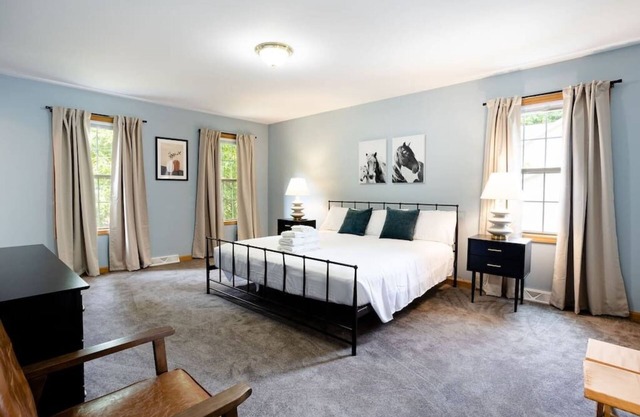 5 Minutes to Saratoga spacious 5 bedroom home