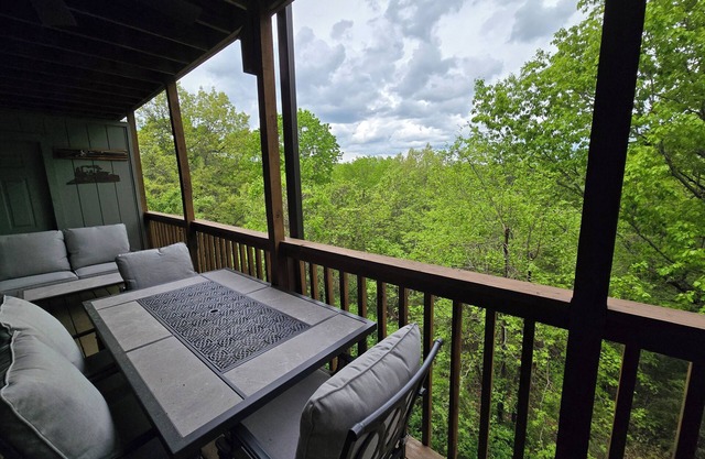5 Minutes to Siver Dollar City. This Family Friendly Condo is perfect for 6