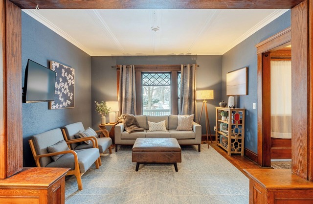 5 Minutes to SU, Renovated, Sleeps 6, in popular Westcott, steps to restaurants