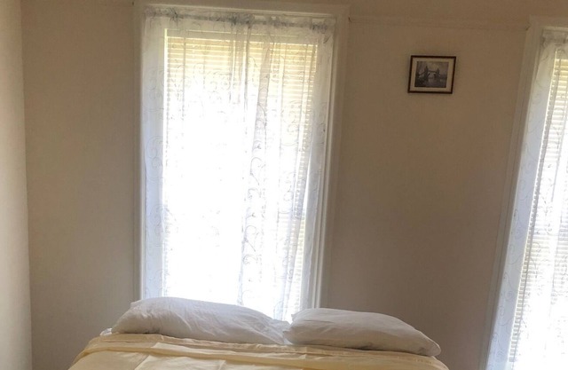 5 minutes to UHS and the shops.