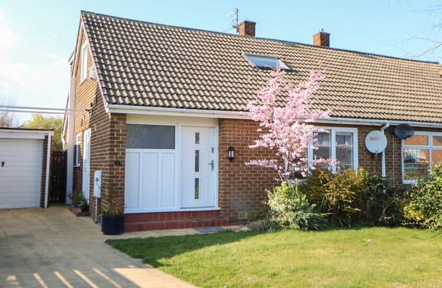 5 PILGRIMS WAY, pet friendly, with a garden in Durham