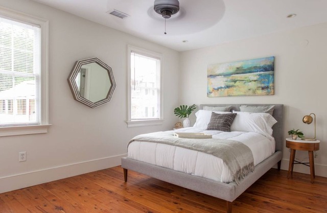 5 Queen Beds, Historic Walkable Downtown Living