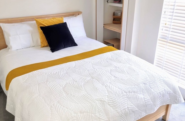5* Reviews - Adorable queen bedded apartment close to the ocean