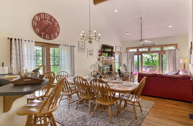 5 STAR!AUGUST SPECIAL, 4 Bed/4 Bath/Hot Tub/Full Bsmnt/Game Rm