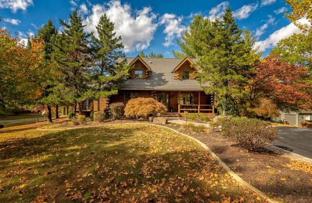 5 Star Cabin LUXURY AMMENITIES W/POOL HTUB close to WINE TRAIL, HIKING, FISHING