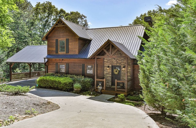 5-Star, Dog friendly, fence, hot tub, fire pit, tri-level, screened deck, piano!