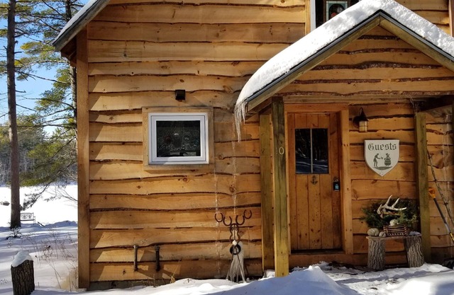 5 STAR Magical Waterfront Cabin on Papoose Pond! 25 Minutes to Sunday River.