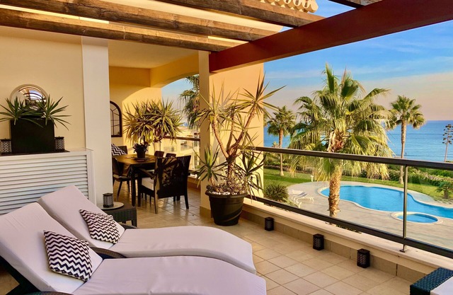 5* STAR OCEAN VIEW APARTMENT- By the Beach, 2 Pools, Sauna, Jacuzzi Hot tub, Gym