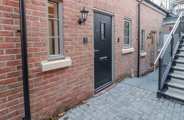 5 THE VAULTS, romantic, character holiday cottage in Glastonbury