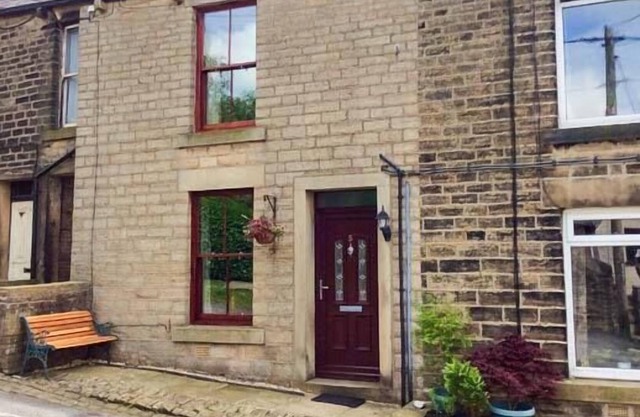 5 VICARAGE LANE, pet friendly, character holiday cottage in Hayfield