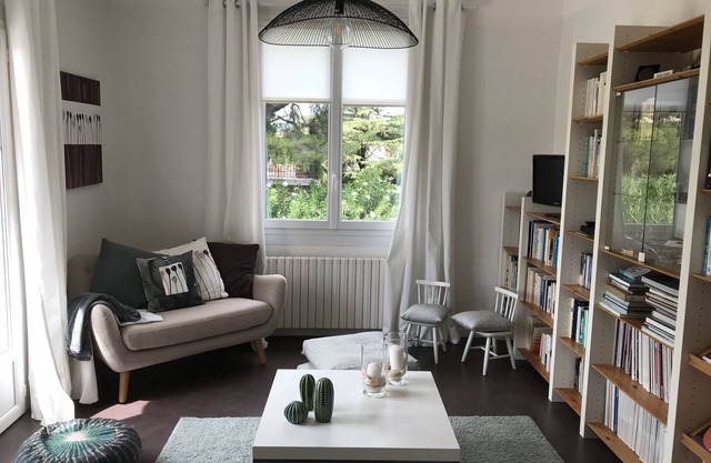5' walk from Les Lecques beach, independent apartment