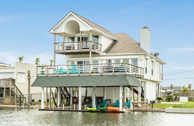 5★ Waterfront home w/bikes & kayaks, fire pit! Amazing underwater fishing light