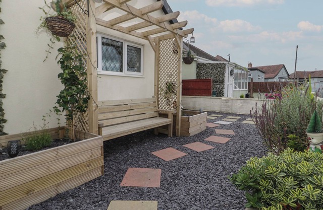 5 WOODSIDE AVENUE, pet friendly, with a garden in Kinmel Bay