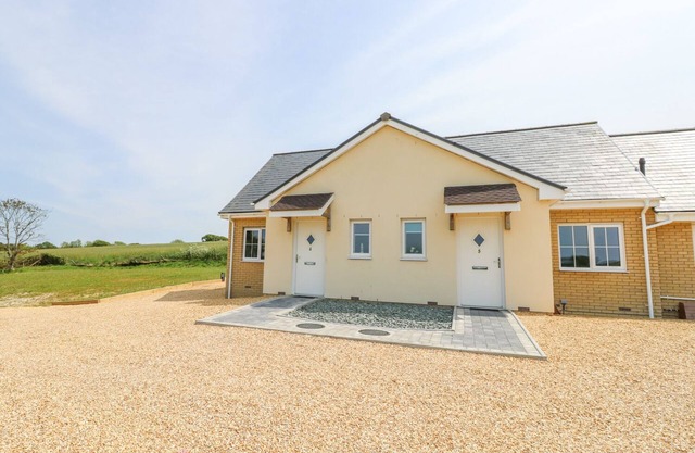 5 YARMOUTH COTTAGES, pet friendly, with a garden in Freshwater