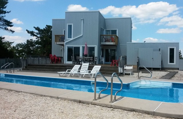 50 Ft Pool-on water-Slps 10-Pet Friendly- 4 BEDROOM- By Owner