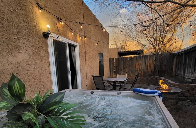 50% off Getaway 2 "The Canary" A Luxury 3 Bedroom W/ Private Hot Tub & Fire pit!