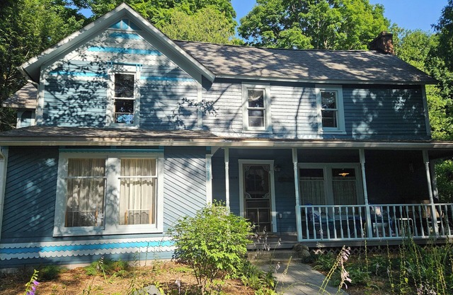 500' to Torch Lake & Depot Park; Walk to quaint Alden; Low Spring and Fall Rates