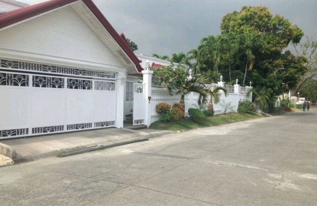 500sq m lot, 300sq.m. House in BF Homes International with pool and Jacuzzi.
