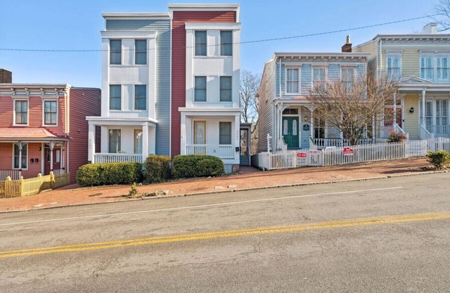 501) Modern home in Richmond- sleeps 8!
