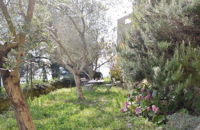 50km of Nice, family friendly house in car-free village, chimney, garden