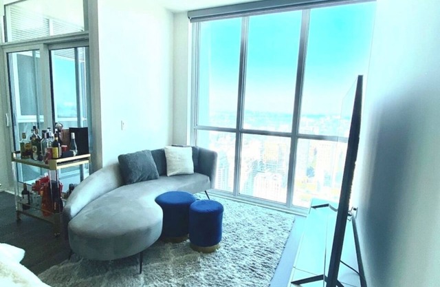 50th Floor Luxury Yorkville Condo w Free Parking