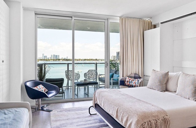 522 1100 West Bay view Balcony Studio, Gym, Spa, Pool