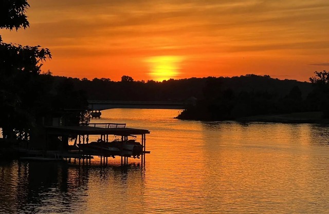 5400sf, Lakefront, gentle slope, 6Bdrs,4.5Baths, kayaks,paddleboards,firepit,gym