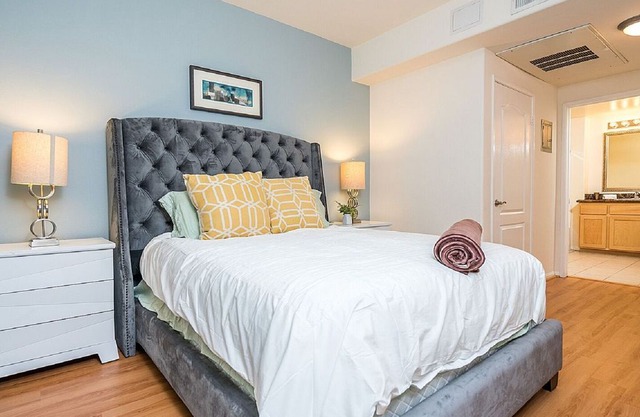 #540633 Executive 2Br Dual-Master Suite in DTLA