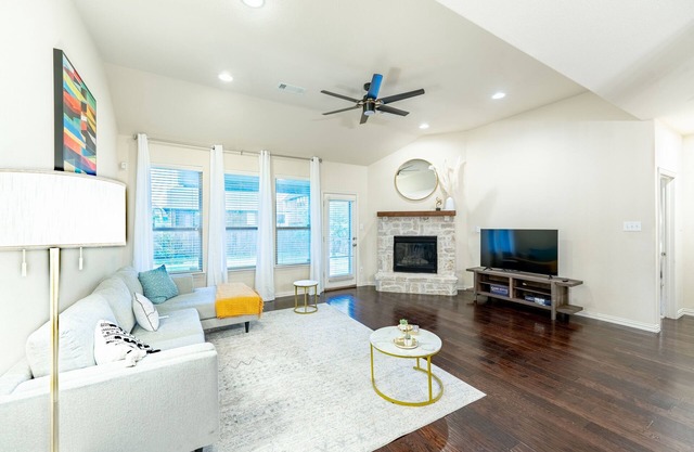 55% off special Monthly price/New remodel/6 rooms/4 bathrooms/Business welcome