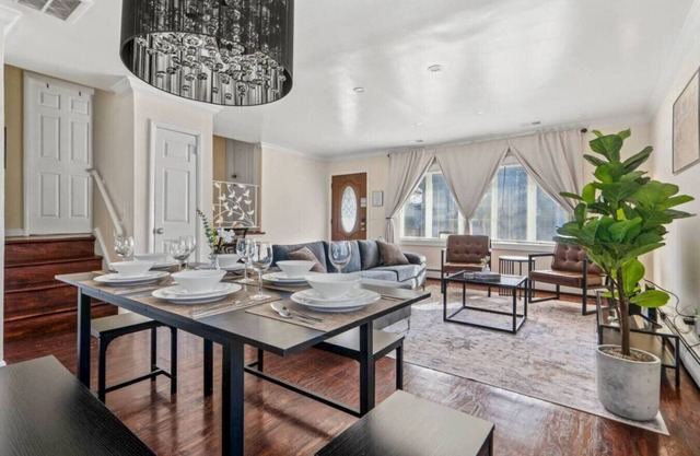556b) Large 3 bedroom with Parking!