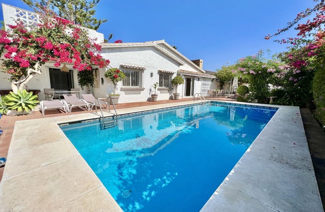 58 -Villa 9p , private swimming pool, close to the sea