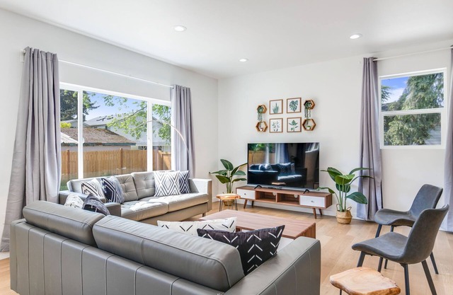 5B4BA SFH close to Airport w/EV charger, Backyard