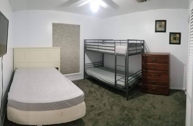 5Bdrm 2.5 Bath 12 Beds, Spacious home!