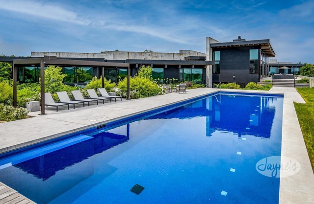 5bdrm 7bath modern oasis in Creemore! Pool! Hot Tub! Sauna! Podcast Media Rm!