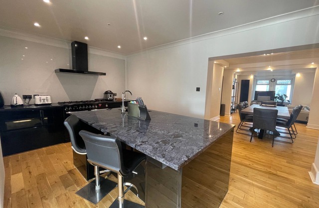 5beds10people 5minutes dr airport train station