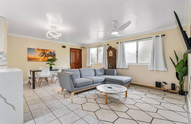 5BR/3BA Ewa Beach Home - Sleeps 10, WiFi, A/C + Walk to Beach & Golf