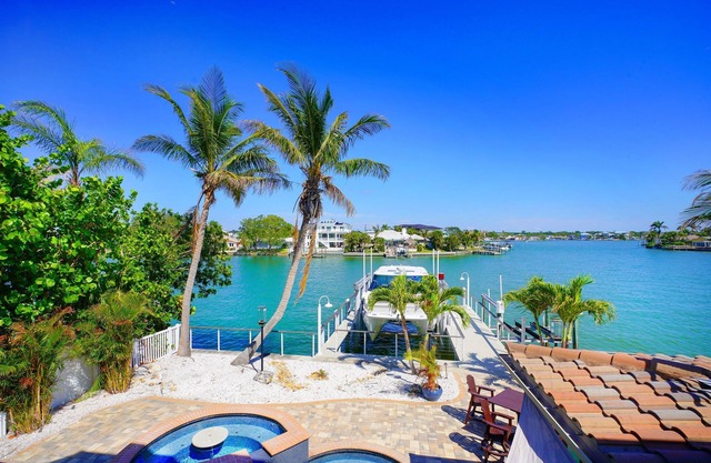 5BR/6BA Waterfront Pool/Spa (2) 6-pass golf carts