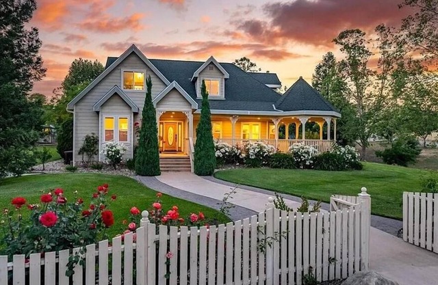 5BR Estate with Barn and Epic Yard!