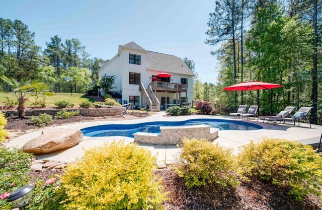 5BR Farmhouse Lake Retreat—Pool—Hot Tub—Theater!