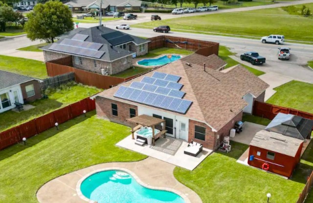 5BR Getaway in DeSoto with Pool, Hot Tub & Cinema