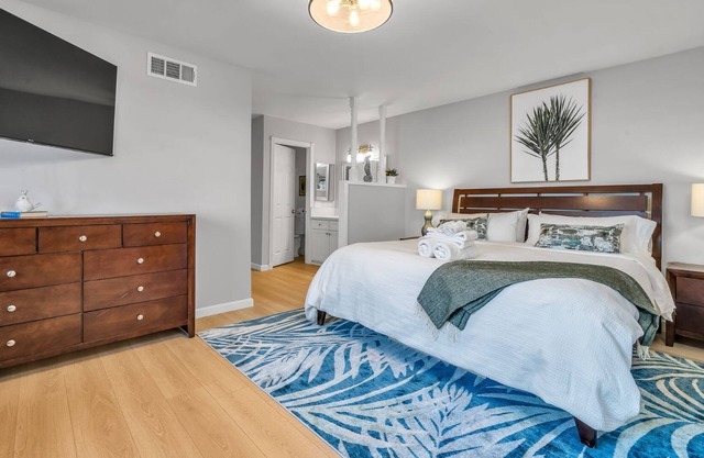 5BR Home Lake Balboa-Sleeps10 w Gazebo&Basketball!