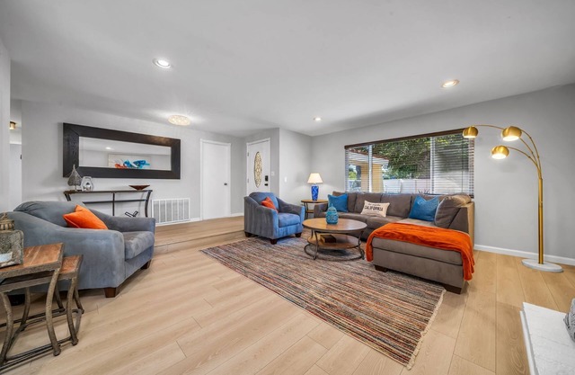 5BR Home Lake Balboa-Sleeps10 w Gazebo&Basketball!