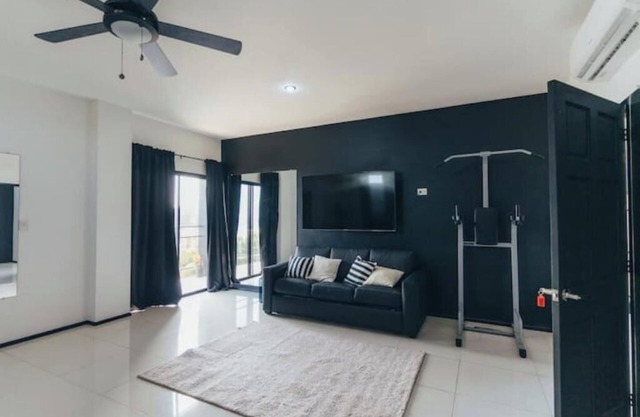 5BR Nakamoto Surf House near El Sunzal & El Tunco